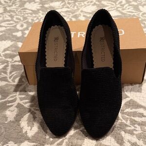 Restricted Back Street Women's Textured Black Flats Size 7